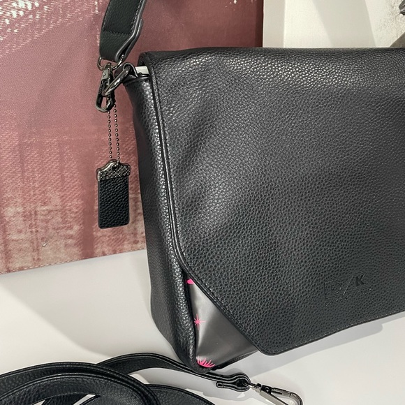 Day & Knight NWOT vegan leather crossbody bag - Picture 2 of 12